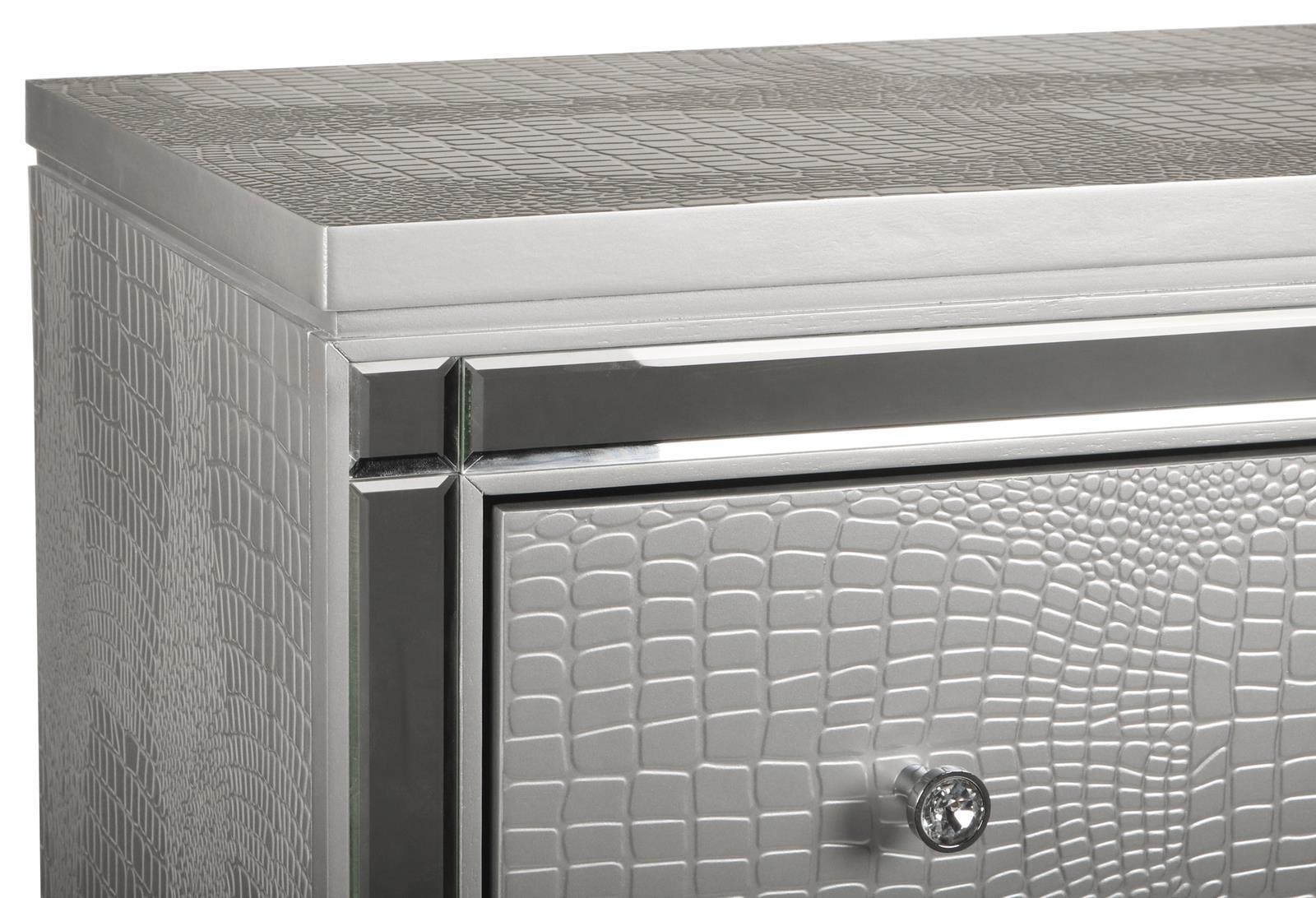 New Classic Furniture Valentino 5 Drawer Chest in Silver - Ideal Furniture (Fresno,CA)