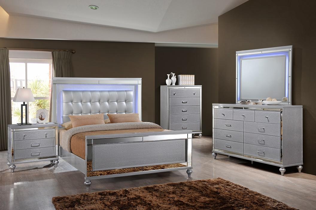 New Classic Valentino Vanity Table Mirror in Silver - Ideal Furniture (Fresno,CA)